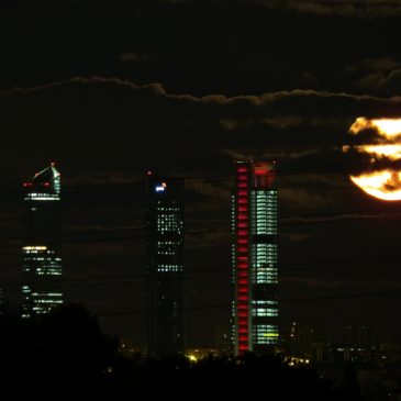 Fotos, gifs animados y timelapses fotográficos de la salida de la luna llena por las 4 torres de la Castellana de Madrid