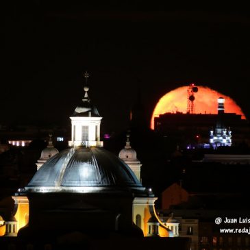 La luna casi llena saliendo por la cúpula de San Francisco el Grande en Madrid