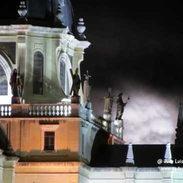 Fotos con zoom, gifs animados y timelapses de la luna llena de Febrero un día nublado en la Catedral de la Almudena de Madrid
