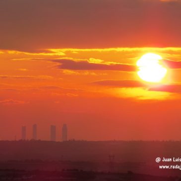 Fotos con zoom, gifs animados y timelapses de la salida del sol por las 4 torres de Castellana de Madrid a 30 Kms de las mismas, con regalo de fotos de la luna incluído